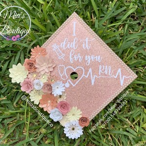 Topper de gorra de graduación de enfermera / gorra de graduación de enfermería / topper de gorra de graduación floral / gorra de graduación de rosas de girasol / gorra de graduación personalizada