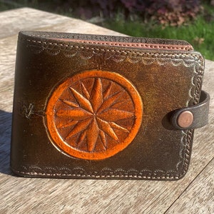 Cartera de hombre de piel auténtica, color marrón oscuro, con motivo de brújula en relieve