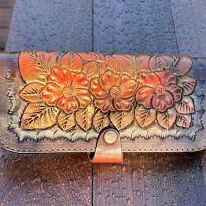 Cartera grande hecha a mano en piel marrón con estampado floral