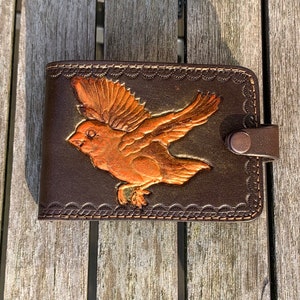 Cartera marrón oscuro de piel auténtica con estampado de pájaros en relieve
