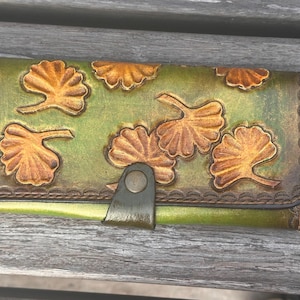 Cartera larga de mujer en piel verde con relieve de hojas de ginkgo dorado
