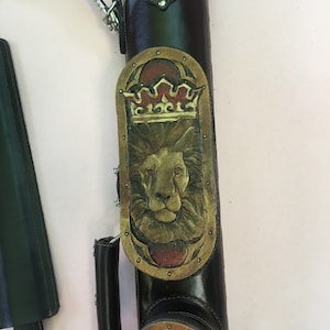 Handgefertigtes Billardqueue-Etui aus geprägtem Leder mit Zubehörtaschen, Löwen- und Schwertdesign. NUR VORBESTELLUNG