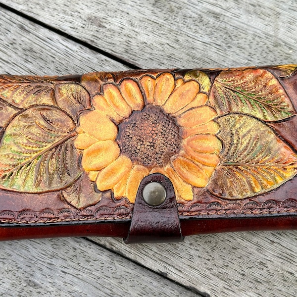 Portefeuille femme motif tournesol, cuir naturel repoussé à la main