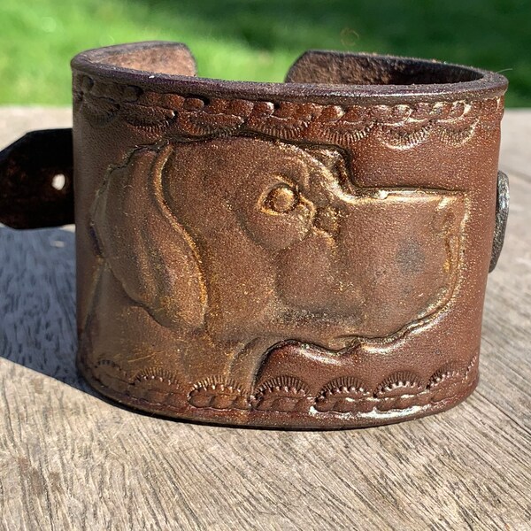 Large bracelet de poignet en cuir marron avec désigne d'une tete de chien de chasse en relief