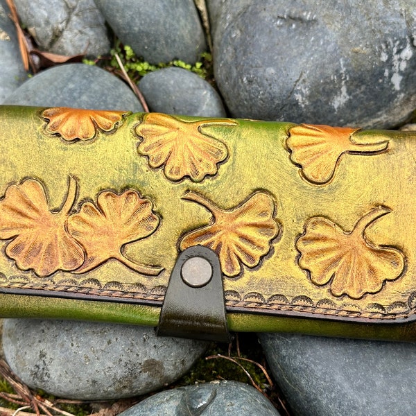 Long portefeuille femme en cuir vert feuilles de ginkgo doré en relief