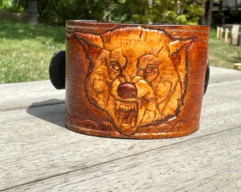 Pulsera de cuero genuino, diseño de cabeza de lobo en relieve a mano