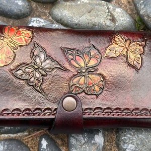 Cartera grande de mujer en piel auténtica, mariposas en relieve.