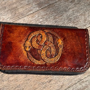 Bolso con cremallera de auténtica piel marrón oscuro, motivo del símbolo de Auryn/Ouroboros grabado a mano