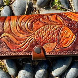 Cartera larga de piel con motivo de pez dorado en relieve