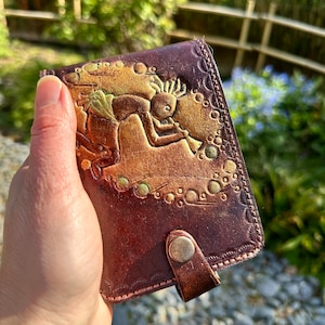 Cartera con Kokopelli grabado en piel marrón
