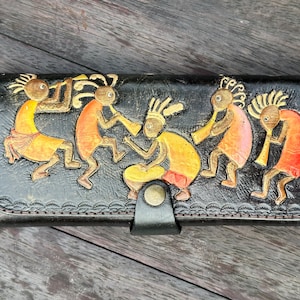 Cartera de piel marrón oscuro, estampado Kokopelli y lagarto.