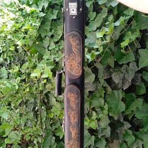 Exklusives Billard-Queue-Etui aus Leder mit geprägten Pferden und Kutschen. NUR AUF VORBESTELLUNG