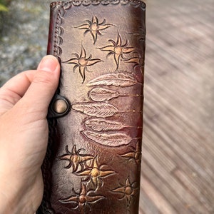 Cartera grande de mujer de piel con atrapasueños grabado a mano