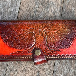 Cartera Árbol de la vida en piel natural, diseño grabado a mano.