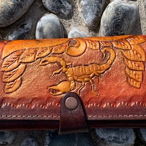 Cartera de piel auténtica marrón para mujer moderna, estampado de escorpión grabado a mano