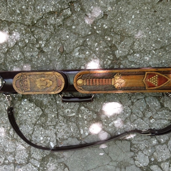 Étui de queue de billard en cuir gaufré fait à la main avec poches pour accessoires, motif lion et épée. UNIQUEMENT EN PRÉCOMMANDE