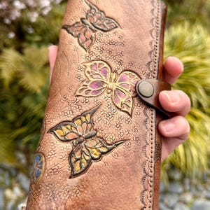 Cartera grande de mujer en piel auténtica, mariposas de colores en relieve.