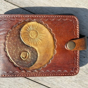 Portefeuille en cuir naturel, motif Yin et Yang en relief