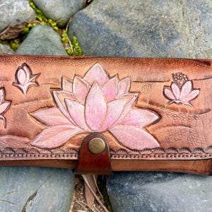 Cartera grande de mujer en piel natural con estampado de flor de loto en relieve, hecha a mano