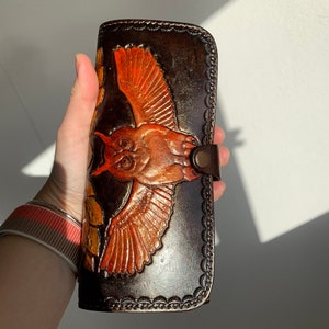 Cartera de mujer de piel con búho grabado a mano