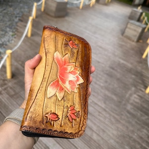 Bolso con cremallera de piel natural con estampado de flores de loto en relieve hecho a mano