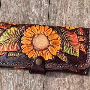 Cartera de mujer con estampado de girasoles, piel natural trabajada a mano.