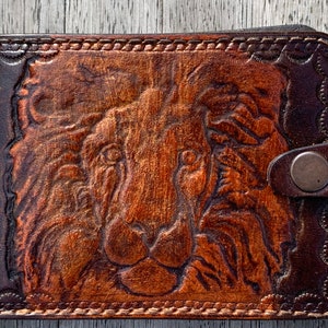 Cartera para hombre en piel natural, estampado de león grabado