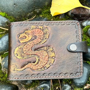 Cartera de hombre de piel con estampado de dragón chino en relieve