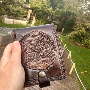 Cartera de piel auténtica marrón, símbolo Auryn