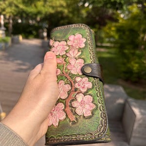 Cartera de mujer de piel natural con diseño de flor de sakura, con estampado en relieve hecho a mano.