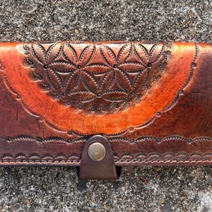 Cartera de mujer en piel natural, estampado flor de la vida en relieve