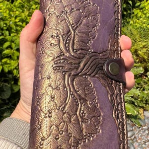 Cartera Árbol de la Vida en piel natural, estampado a mano en color morado oscuro