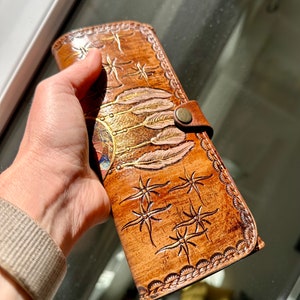 Cartera grande de mujer de piel con atrapasueños grabado a mano