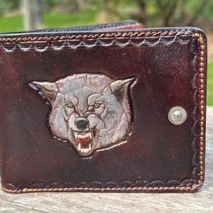 Cartera de piel marrón con diseño de lobo para hombre