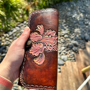 Cartera flor Iris rosa en piel natural para mujer, estampado en relieve hecho a mano