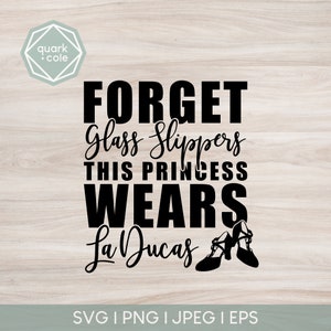 Op de afbeelding: Zwart-wit grafisch ontwerp met de tekst "FORGET Glass Slippers THIS PRINCESS WEARS La Ducas".