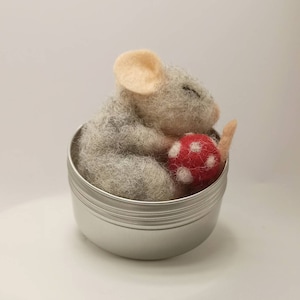 Silver-grey, needle-felted mouse in a can, can sleeper, felt animal