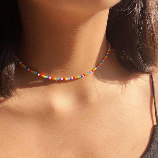 Ras de cou délicat arc-en-ciel, collier de perles, collier bohème estival, fierté, cadeaux pour elle