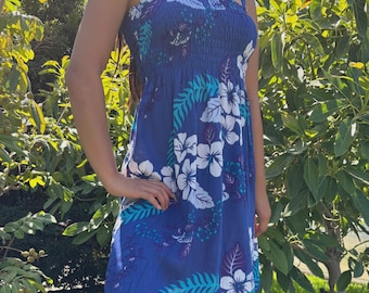 Vestido hawaiano corto con estampado floral tropical azul y tirantes finos ajustables