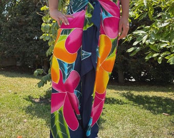 Falda pareo envolvente tropical con diseño hawaiano, multicolor, con flores de plumeria pintadas a mano en azul marino
