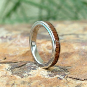 Anillo de boda de titanio de madera de koa unisex con diseño hawaiano de 3 mm