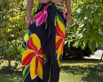 Hawaiiaans ontwerp zwarte veelkleurige handgeschilderde plumeriabloesem tropische omwikkelde pareo sarongrok