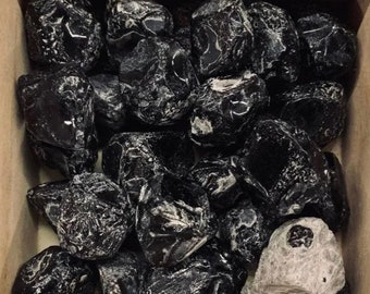Apachen-Tränen-Schwarz-Obsidian-vulkanische Glas-raue rohe natürliche Kristalledelsteine