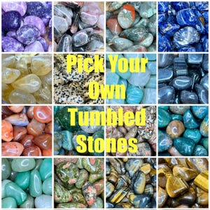 Puede incluir: Un collage de diferentes piedras pulidas, incluyendo amatista, citrino, aventurina, ágata azul y ojo de tigre. Las piedras están dispuestas en una cuadrícula y son de diferentes tamaños y formas. El texto "Pick Your Own Tumbled Stones" está superpuesto a la imagen.