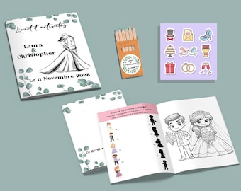 Könnte beinhalten: Ein Hochzeits-Aktivitätsheft-Set mit einem Einband aus Eukalyptusblättern, einer Paar-Illustration und dem Text Laura & Christopher Le 11 Novembre 2028. Enthält eine Schachtel Buntstifte, einen Bogen mit Hochzeitsaufklebern und ein offenes Heft.
