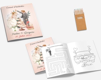 Könnte beinhalten: Zwei Aktivitätshefte mit blassrosa Einband, illustriert mit einem Aquarell von Braut und Bräutigam, einer Hochzeitstorte und dem Text "Carnet d'activités Pauline & Grégoire 20 Juillet 2024". Ein Heft ist offen und zeigt ein Labyrinth und ein Auto.