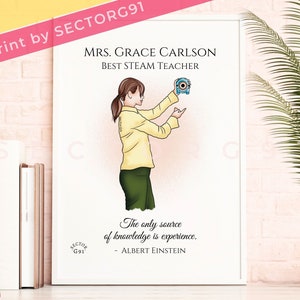 Könnte beinhalten: Ein druckbarer Kunstdruck mit einer Cartoon-Illustration einer Lehrerin, die einen blauen Roboter hält. Der Text lautet "Mrs. Grace Carlson Beste STEAM-Lehrerin" und "Die einzige Quelle des Wissens ist Erfahrung. - Albert Einstein".