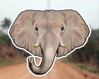 Pode incluir: Um close-up do rosto de um elefante, com a tromba enroscada. O elefante tem orelhas grandes e caídas e uma pele cinza e enrugada.