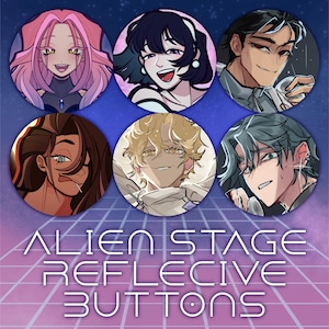 Puede incluir: Cinco botones redondos reflectantes con ilustraciones de estilo anime de personajes con diferentes colores de cabello y expresiones. El texto "ALIEN STAGE REFLECTIVE BUTTONS" está impreso debajo de los botones.