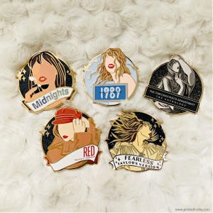 Pins de esmalte com capas de álbuns